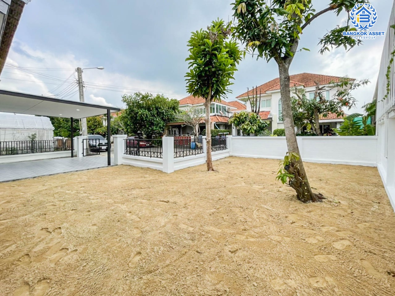 *****บ้านเดี่ยวมือสอง ม.วราภิรมย์ สุขาภิบาล5 หลังมุม เนื้อที่ 88.1 ตร.ว. ฟังก์ชัน 3 ห้องนอน 3 ห้องน้ำ จอดรถได้ 2 คัน บนทำเลเชื่อมต่อหลายเส้นทาง ถ.รามอินทรา ถ.สายไหม และถ.พหลโยธิน ใกล้สนามบินดอนเมือง ทางด่วน "รามอินทรา" และรถไฟฟ้าสายสีเขียว "สถานีสายหยุด"